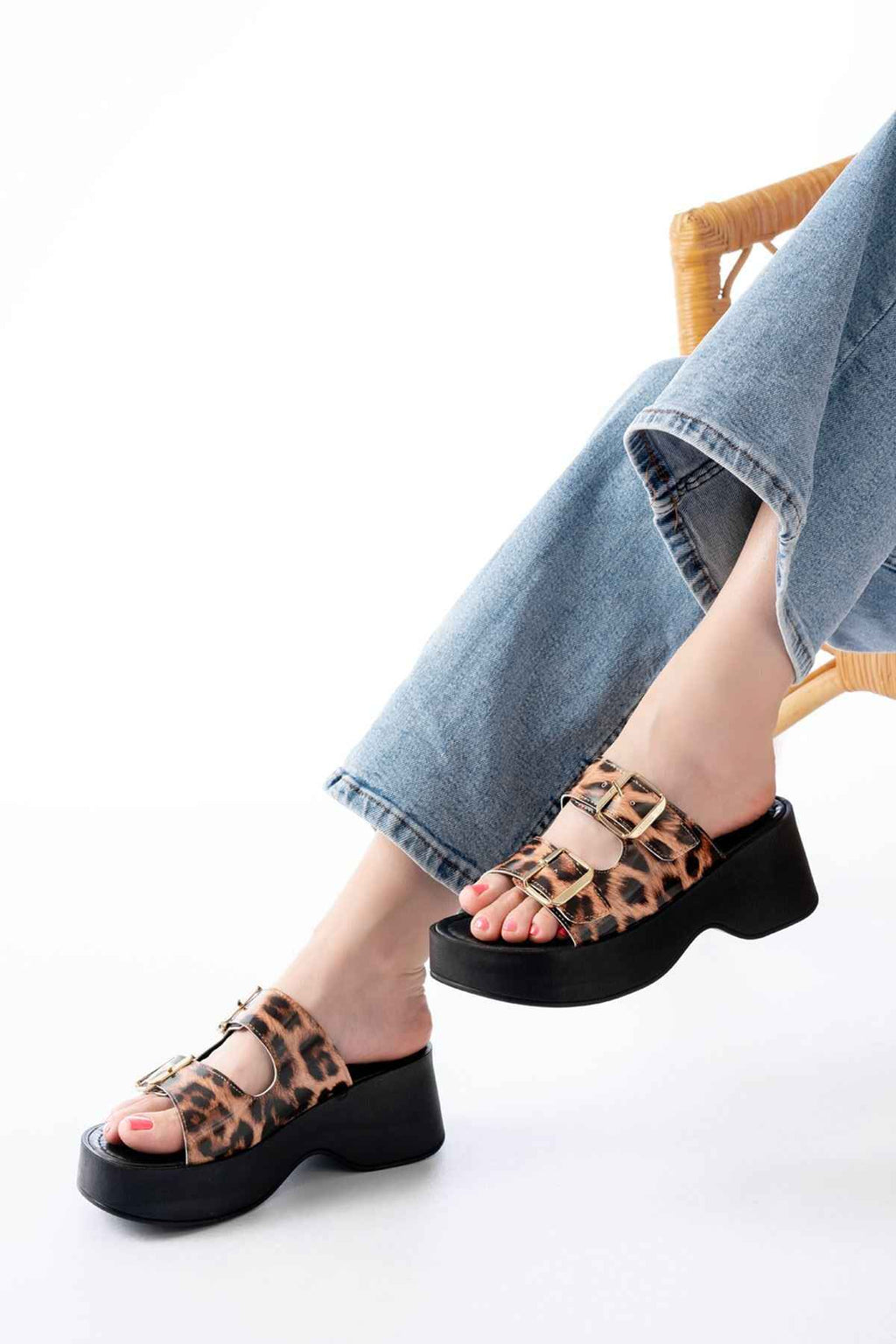 Ayakkabı Aşkı 24414-574 Leopar Rugan Günlük Tokalı Dolgu Topuk Kadın Terlik