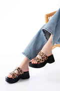 Ayakkabı Aşkı 24414-574 Leopar Rugan Günlük Tokalı Dolgu Topuk Kadın Terlik