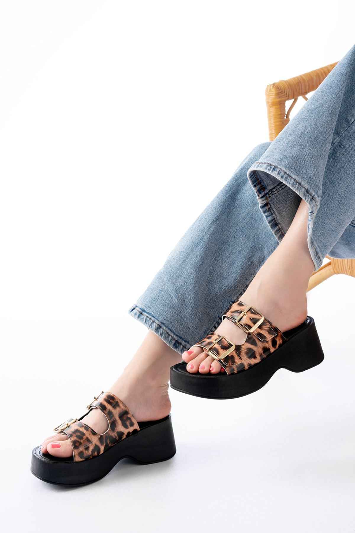 Ayakkabı Aşkı 24414-574 Leopar Rugan Günlük Tokalı Dolgu Topuk Kadın Terlik