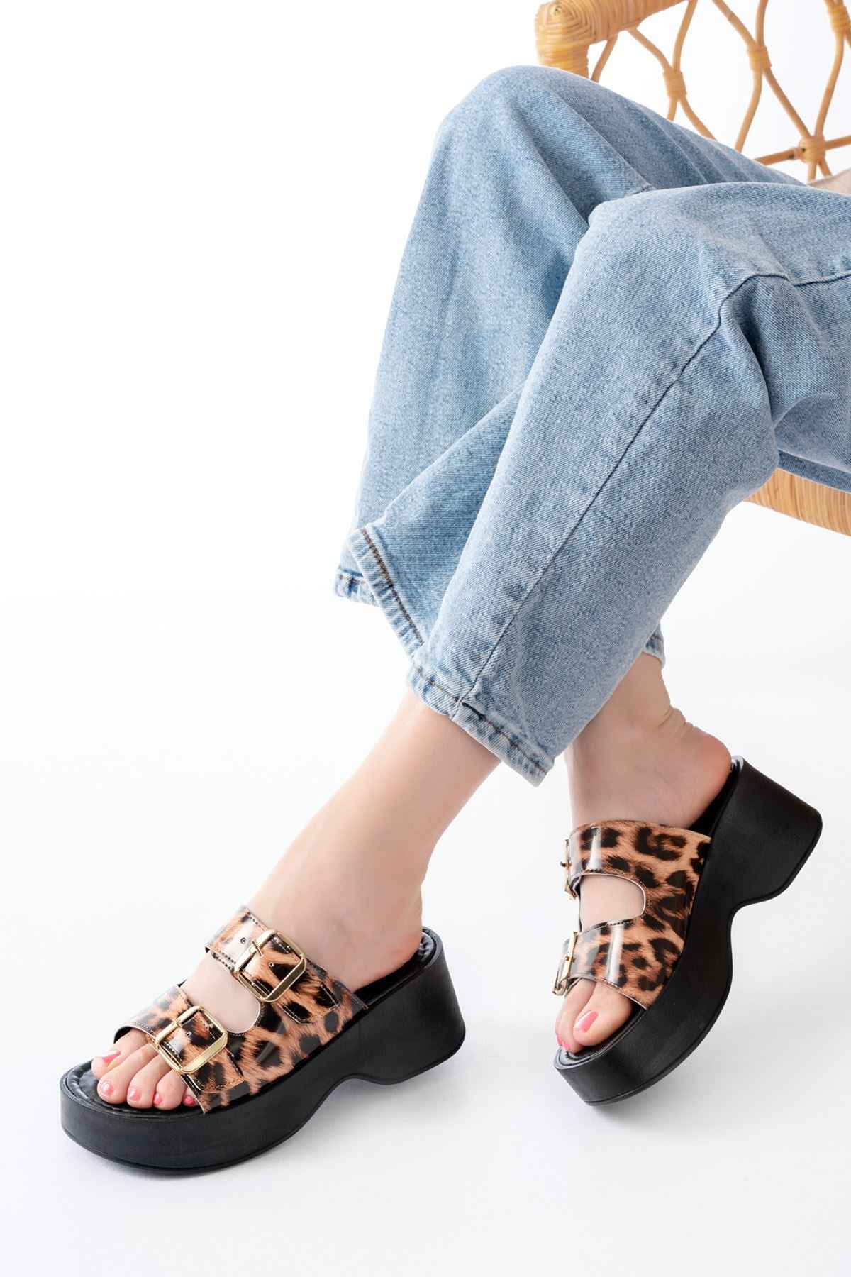 Ayakkabı Aşkı 24414-574 Leopar Rugan Günlük Tokalı Dolgu Topuk Kadın Terlik