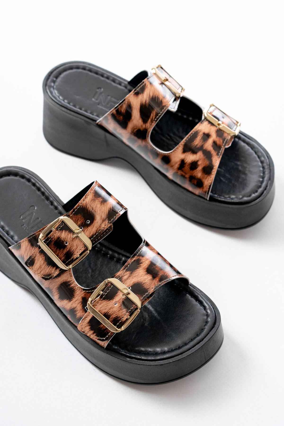 Ayakkabı Aşkı 24414-574 Leopar Rugan Günlük Tokalı Dolgu Topuk Kadın Terlik