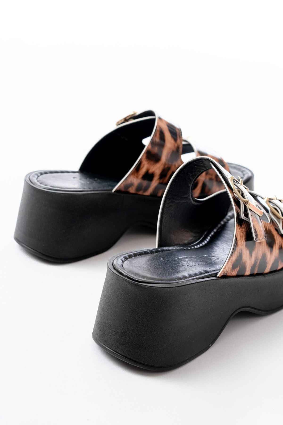 Ayakkabı Aşkı 24414-574 Leopar Rugan Günlük Tokalı Dolgu Topuk Kadın Terlik