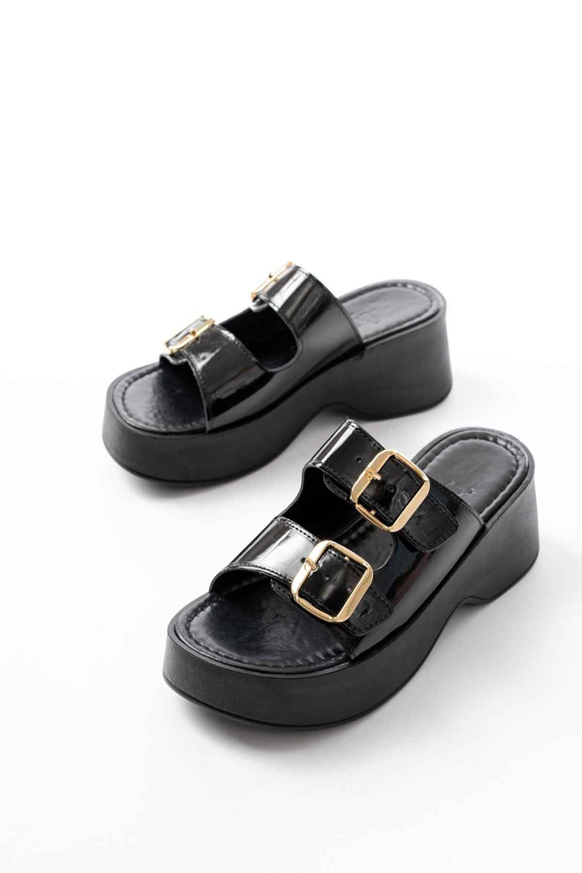 Ayakkabı Aşkı 24414-574 Siyah Rugan Günlük Tokalı Dolgu Topuk Kadın Terlik