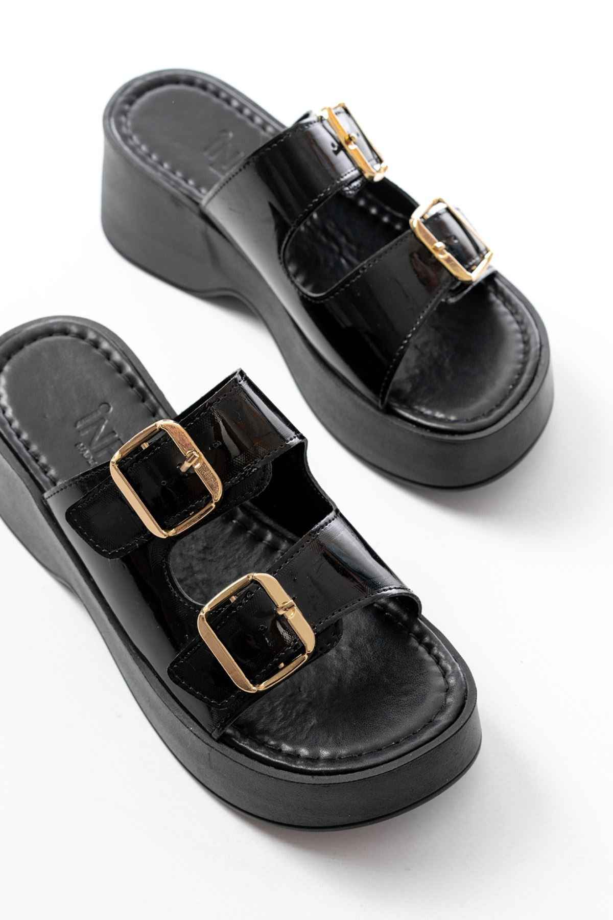 Ayakkabı Aşkı 24414-574 Siyah Rugan Günlük Tokalı Dolgu Topuk Kadın Terlik