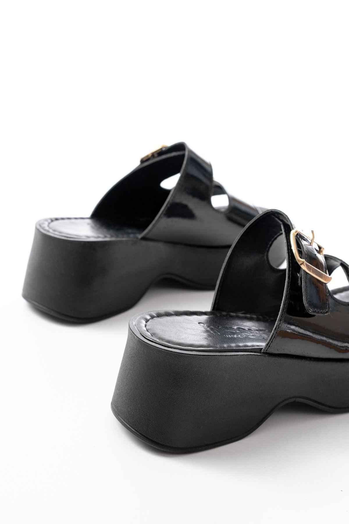 Ayakkabı Aşkı 24414-574 Siyah Rugan Günlük Tokalı Dolgu Topuk Kadın Terlik