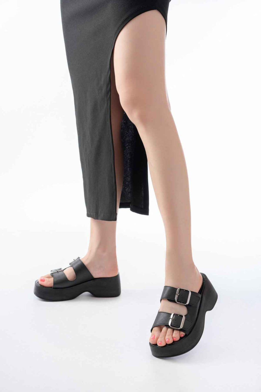 Ayakkabı Aşkı 24414-574 Siyah Günlük Tokalı Dolgu Topuk Kadın Terlik