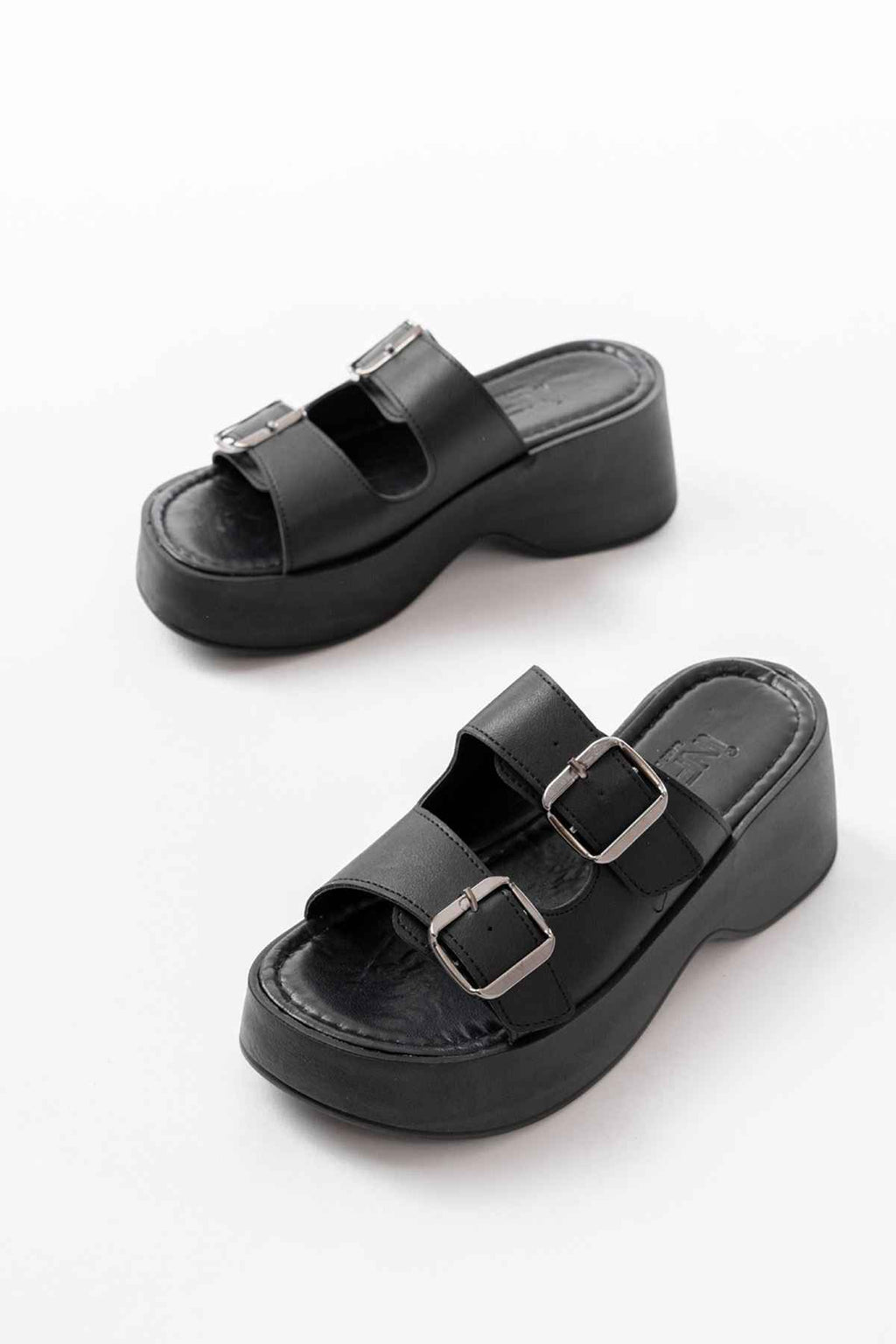 Ayakkabı Aşkı 24414-574 Siyah Günlük Tokalı Dolgu Topuk Kadın Terlik