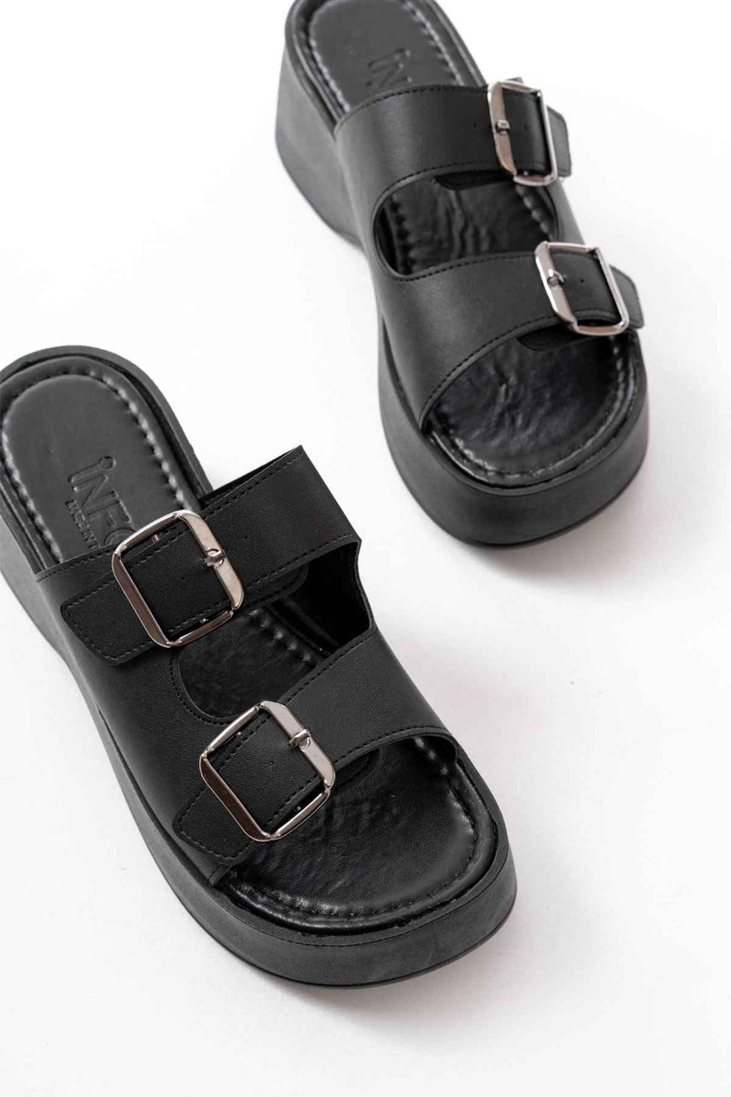 Ayakkabı Aşkı 24414-574 Siyah Günlük Tokalı Dolgu Topuk Kadın Terlik