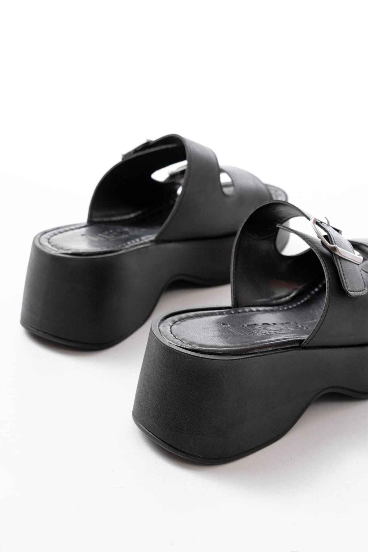 Ayakkabı Aşkı 24414-574 Siyah Günlük Tokalı Dolgu Topuk Kadın Terlik