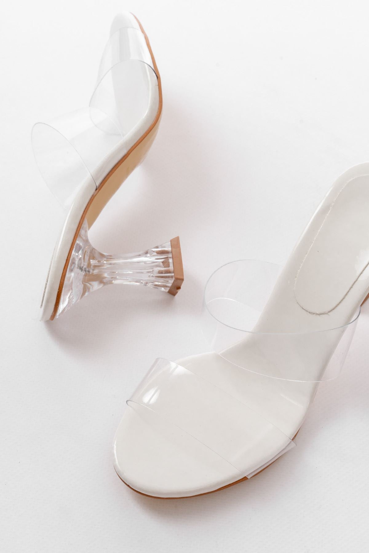 Ayakkabı Aşkı Beyaz Rugan Çift Bantlı Topuklu Kadın Terlik - Ayakkabı Aşkı