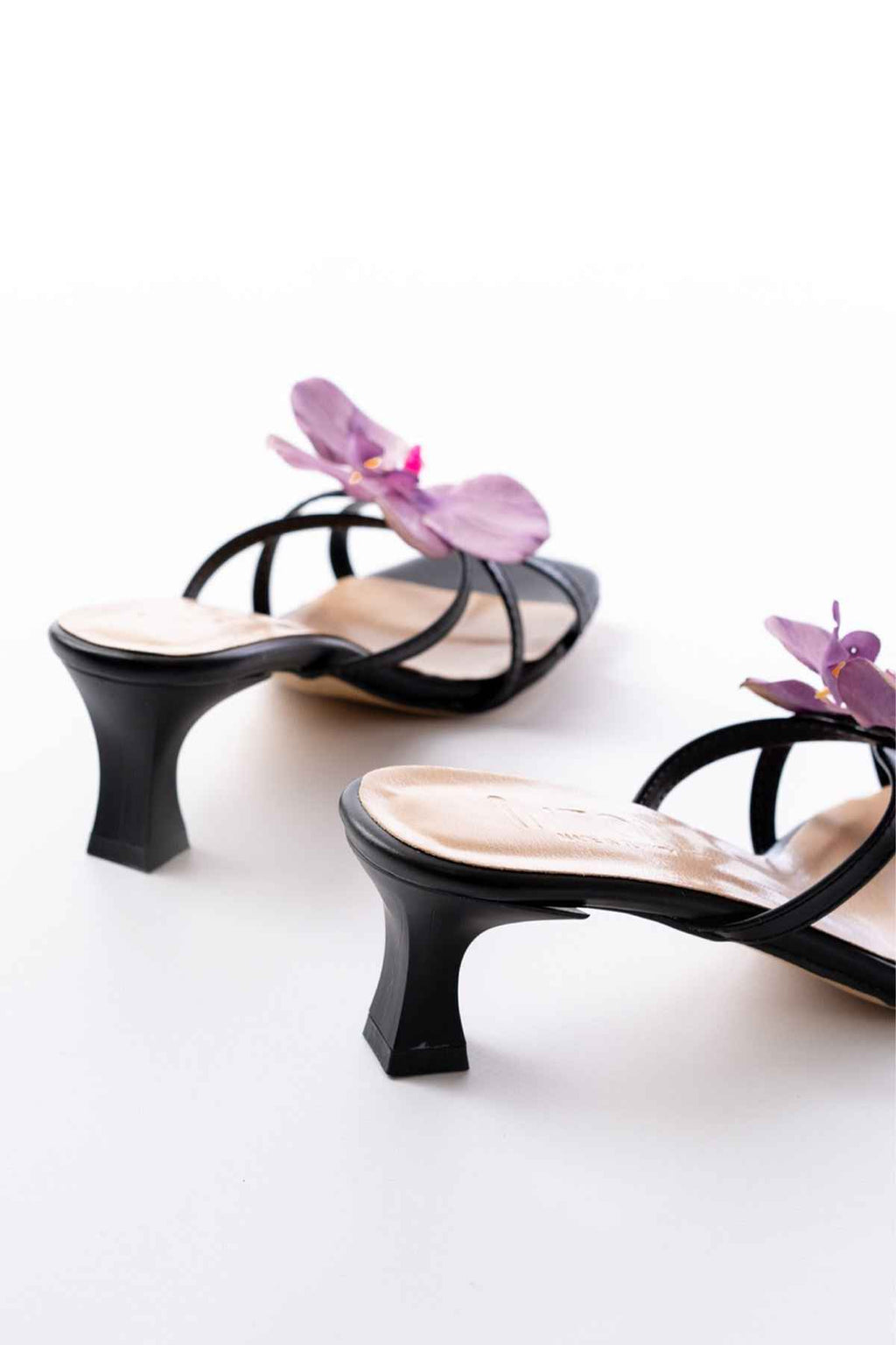 Ayakkabı Aşkı S-622 Siyah Mor Orkide Detaylı Ince Topuklu Kadın Terlik
