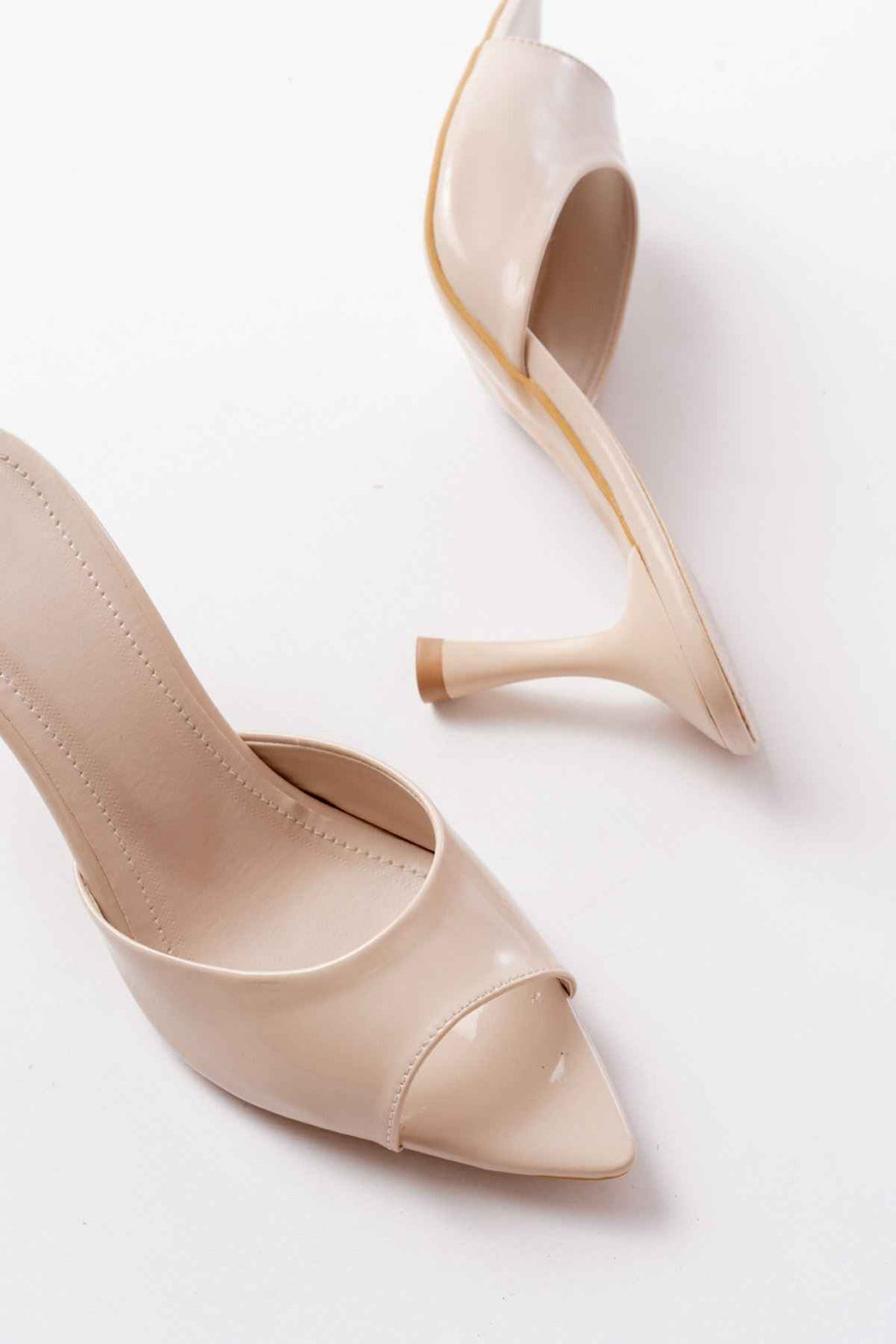 Ayakkabı Aşkı 716 Bej Rugan Sivri Burunlu Topuklu Kadın Terlik