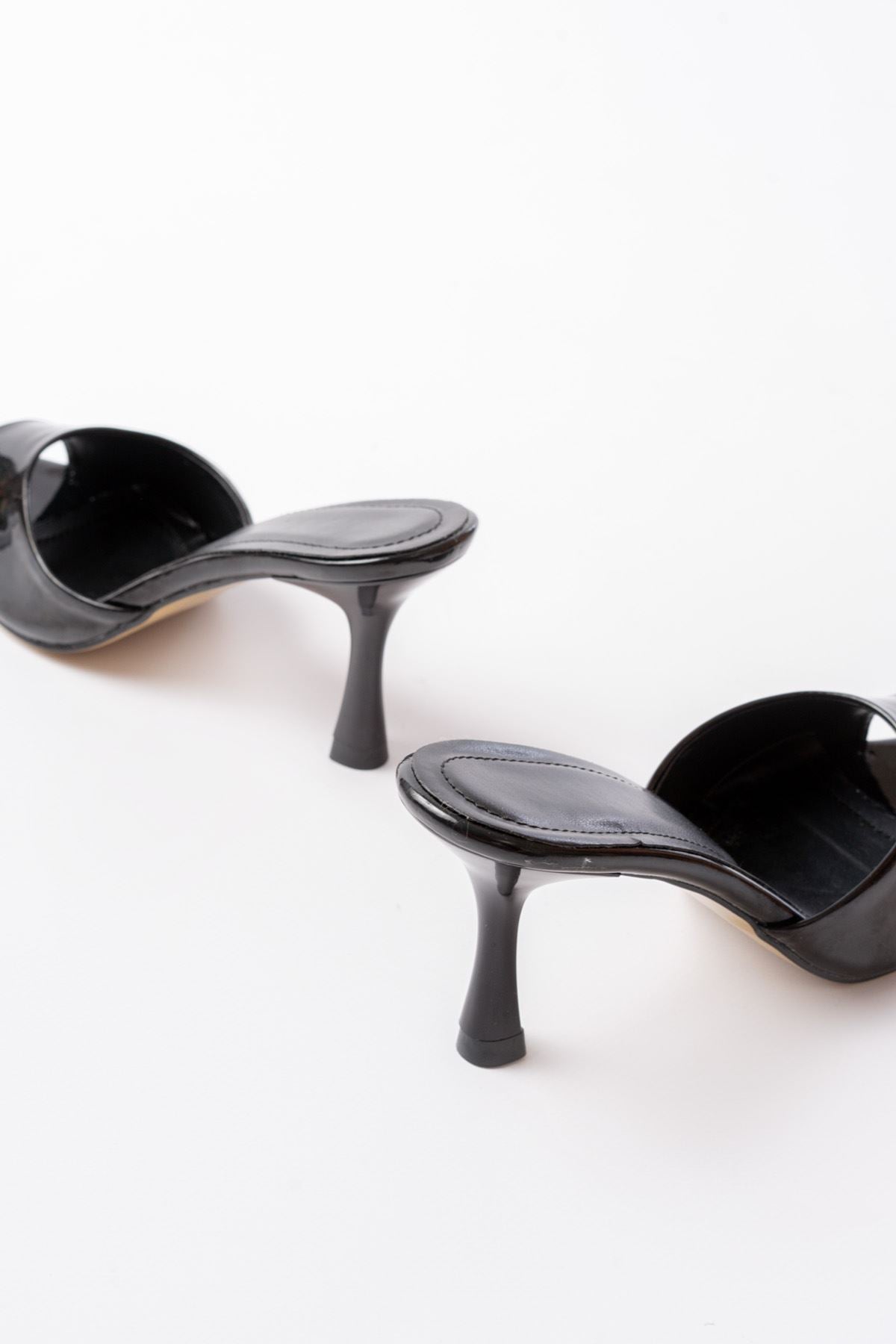 Ayakkabı Aşkı 716 Siyah Rugan Sivri Burunlu Topuklu Kadın Terlik