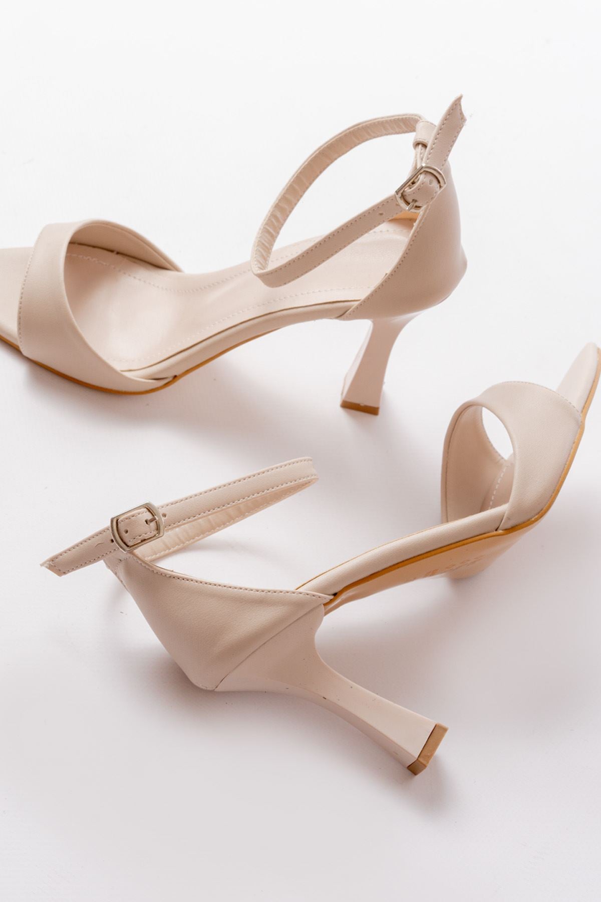 Ayakkabı Aşkı 718 Bej Cilt Sivri Burunlu Topuklu Bilekten Bağlamalı Kadın Ayakkabı