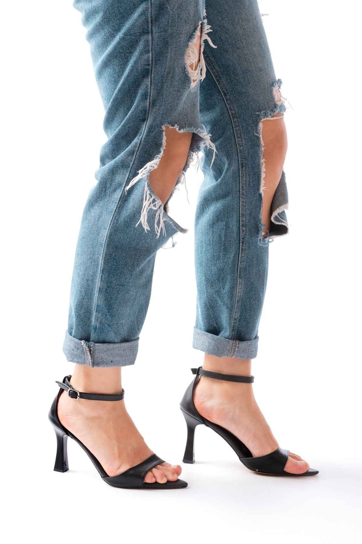 Ayakkabı Aşkı 718 Siyah Cilt Sivri Burunlu Topuklu Bilekten Bağlamalı Kadın Ayakkabı