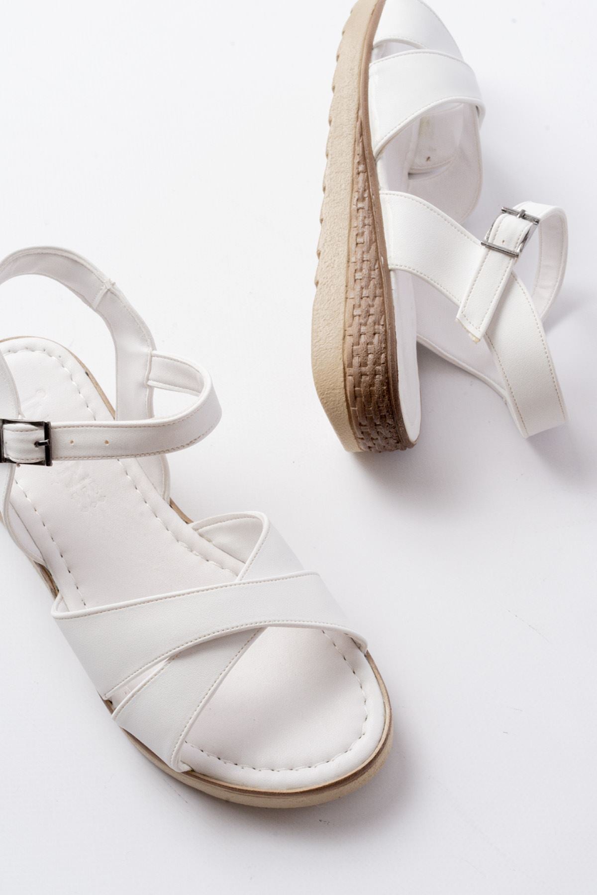 Ayakkabı Aşkı Beyaz Ortopedik Taban Çapraz Tokalı Kadın Sandalet - Ayakkabı Aşkı