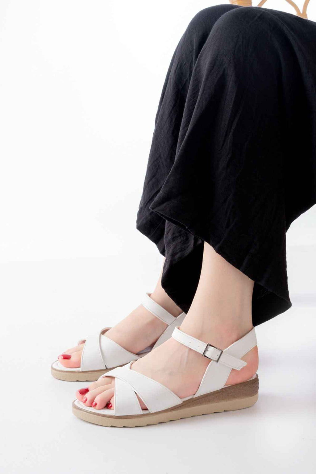 Ayakkabı Aşkı 692-564 Beyaz Ortopedik Taban Çapraz Tokalı Kadın Sandalet