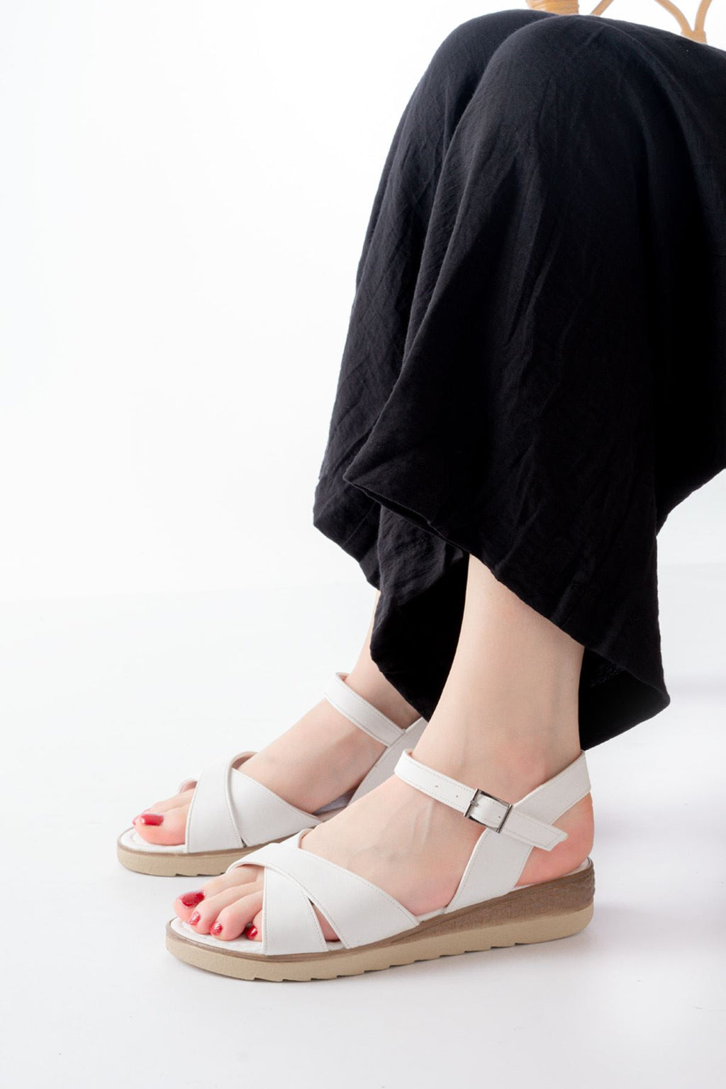 Ayakkabı Aşkı Beyaz Ortopedik Taban Çapraz Tokalı Kadın Sandalet - Ayakkabı Aşkı