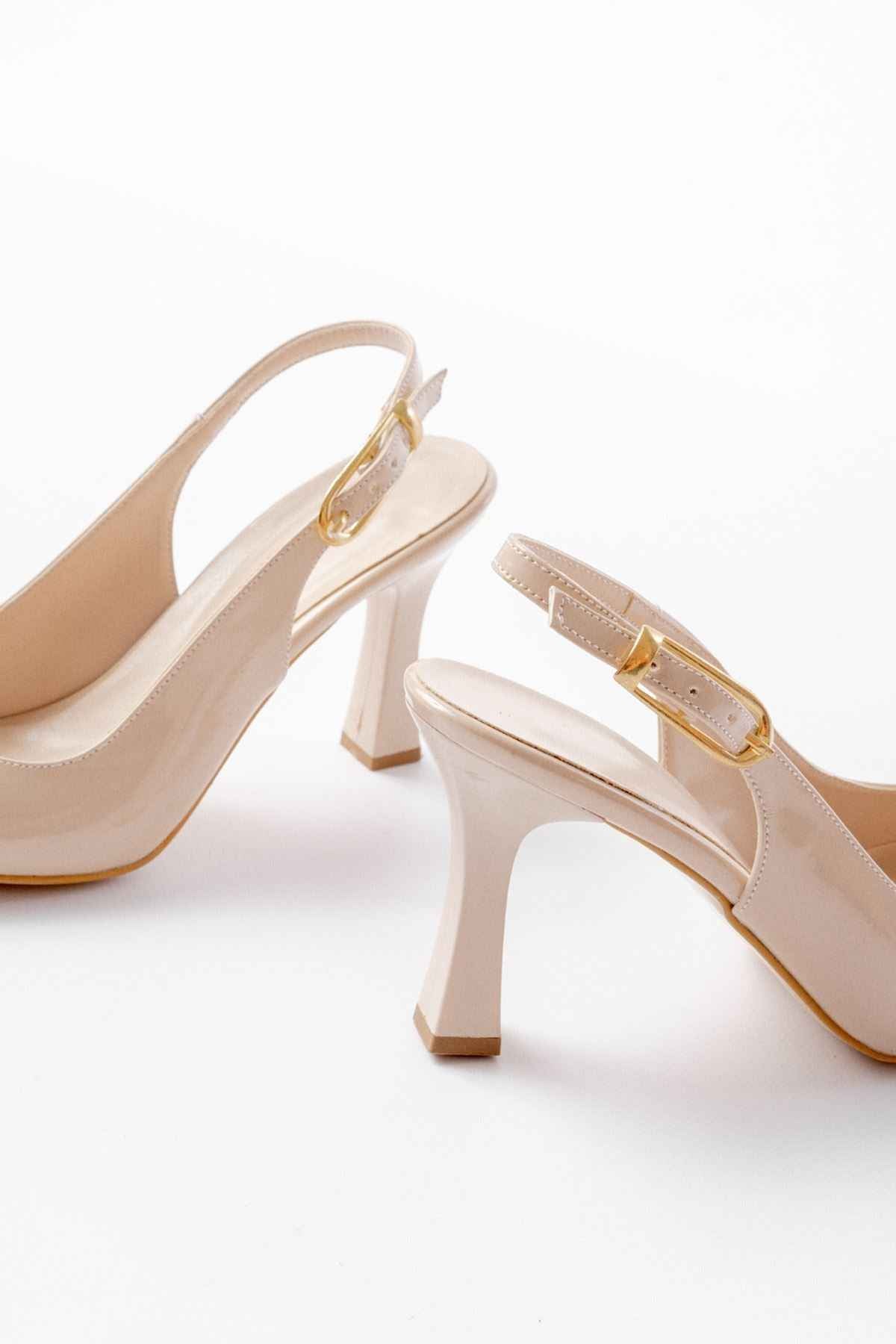 Ayakkabı Aşkı 719 Bej Rugan Sivri Burunlu Toka Detaylı  Topuklu Kadın Ayakkabı