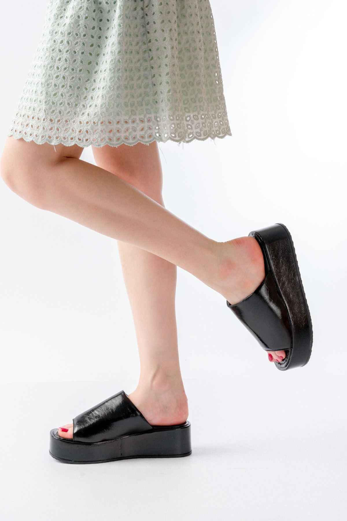 Ayakkabı Aşkı 861-1011 Siyah Cam Kırığı Geniş Bantlı Dolgu Kadın Terlik