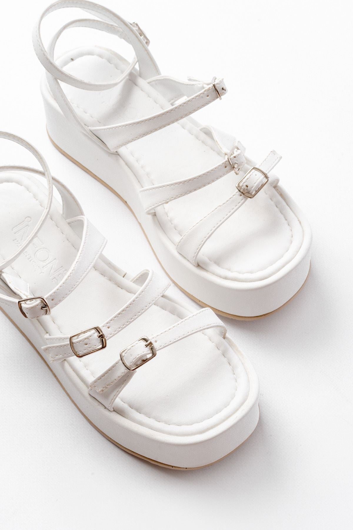 Ayakkabı Aşkı Beyaz Tokalı Bilekten Bağlamalı Dolgu Kadın Sandalet - Ayakkabı Aşkı