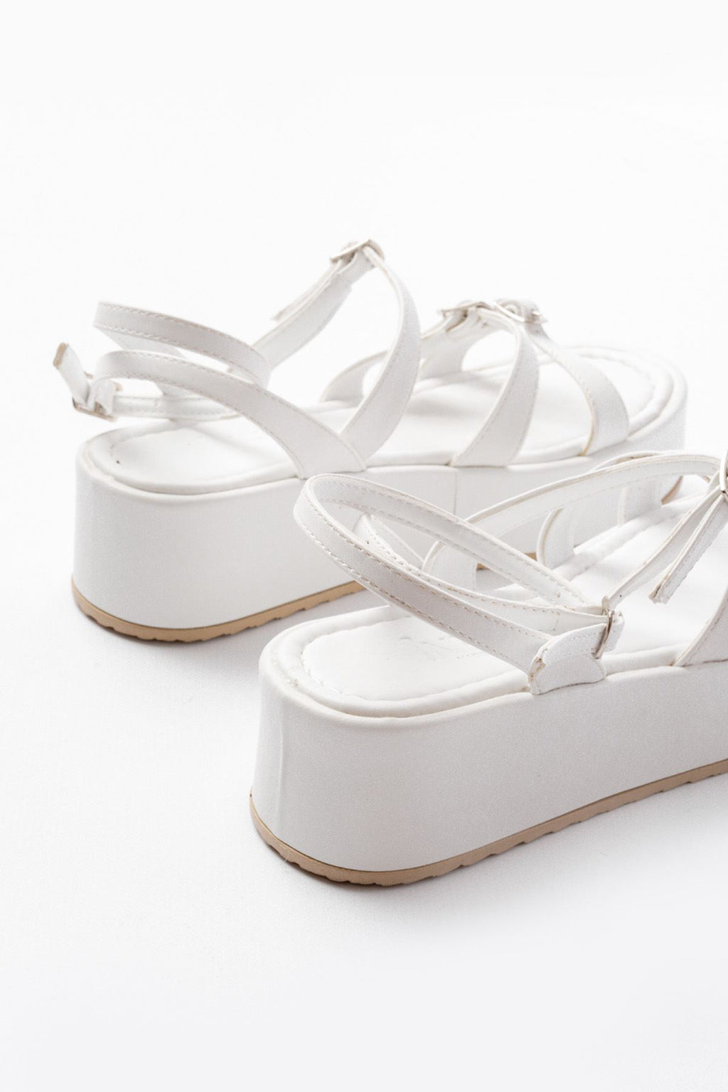 Ayakkabı Aşkı Beyaz Tokalı Bilekten Bağlamalı Dolgu Kadın Sandalet - Ayakkabı Aşkı