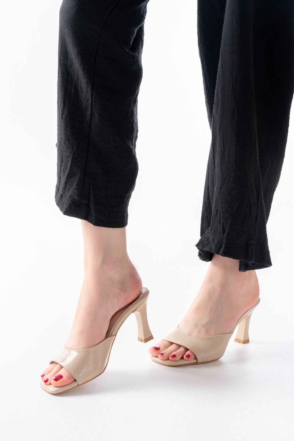 Ayakkabı Aşkı S-617 Bej Rugan Günlük Topuklu Kadın Terlik