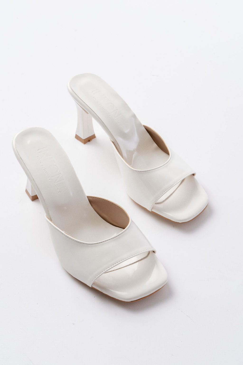 Ayakkabı Aşkı Beyaz Rugan Günlük Topuklu Kadın Terlik - Ayakkabı Aşkı