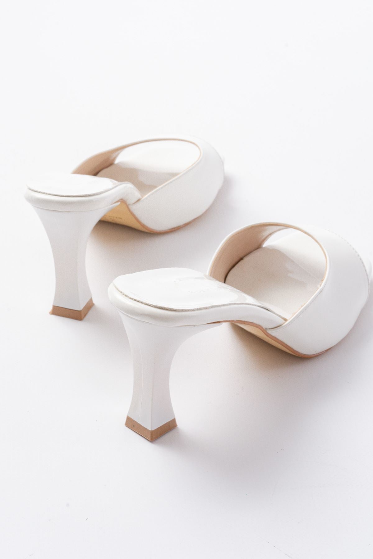 Ayakkabı Aşkı Beyaz Rugan Günlük Topuklu Kadın Terlik - Ayakkabı Aşkı