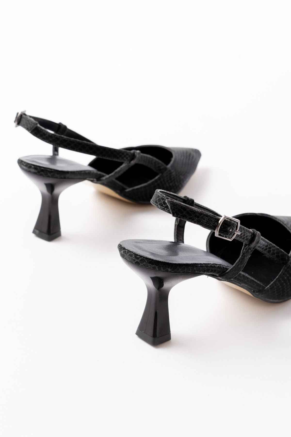 Ayakkabı Aşkı 725 Siyah Pul Desenli Sivri Burunlu  Topuklu Kadın Ayakkabı