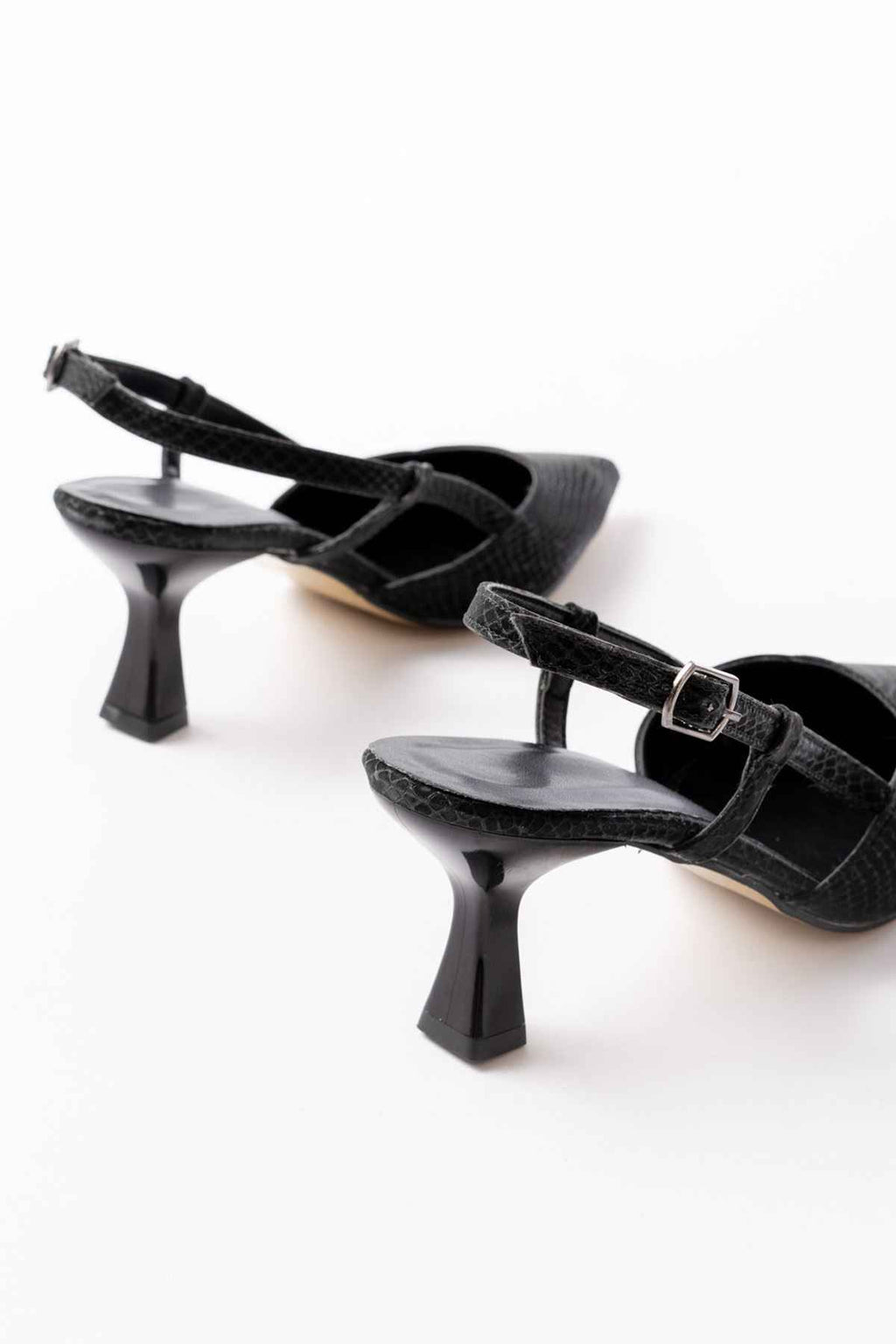 Ayakkabı Aşkı 725 Siyah Pul Desenli Sivri Burunlu Topuklu Kadın Ayakkabı