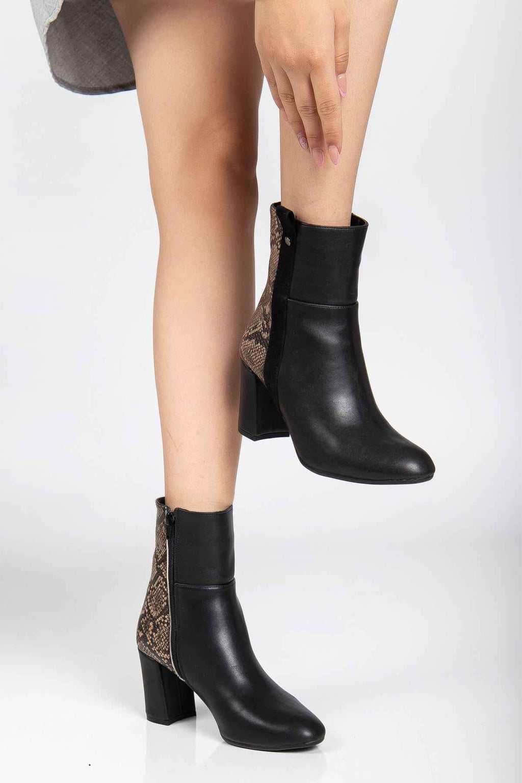 Ayakkabı Aşkı 292 Siyah Leopar Desen Detaylı Fermuarlı  Yüksek Topuklu Günlük Kadın Bot