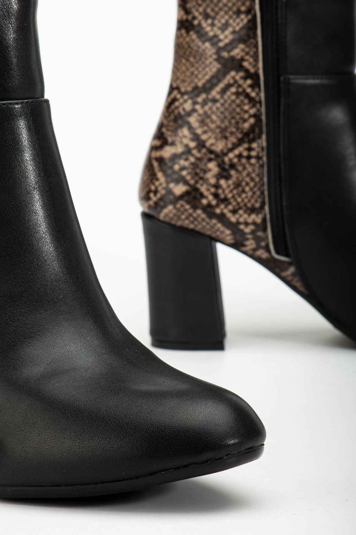Ayakkabı Aşkı 292 Siyah Leopar Desen Detaylı Fermuarlı  Yüksek Topuklu Günlük Kadın Bot