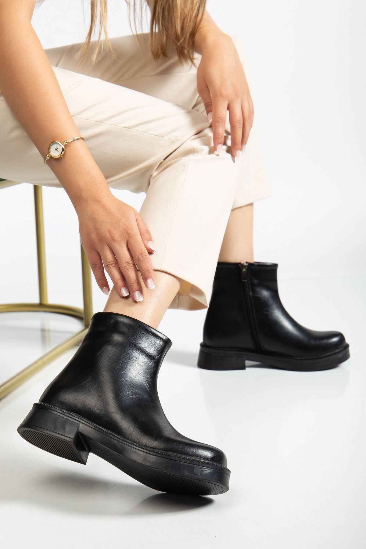 Ayakkabı Aşkı 02-3033 Siyah Kırışık Rugan Fermuarlı Günlük Kadın Bot