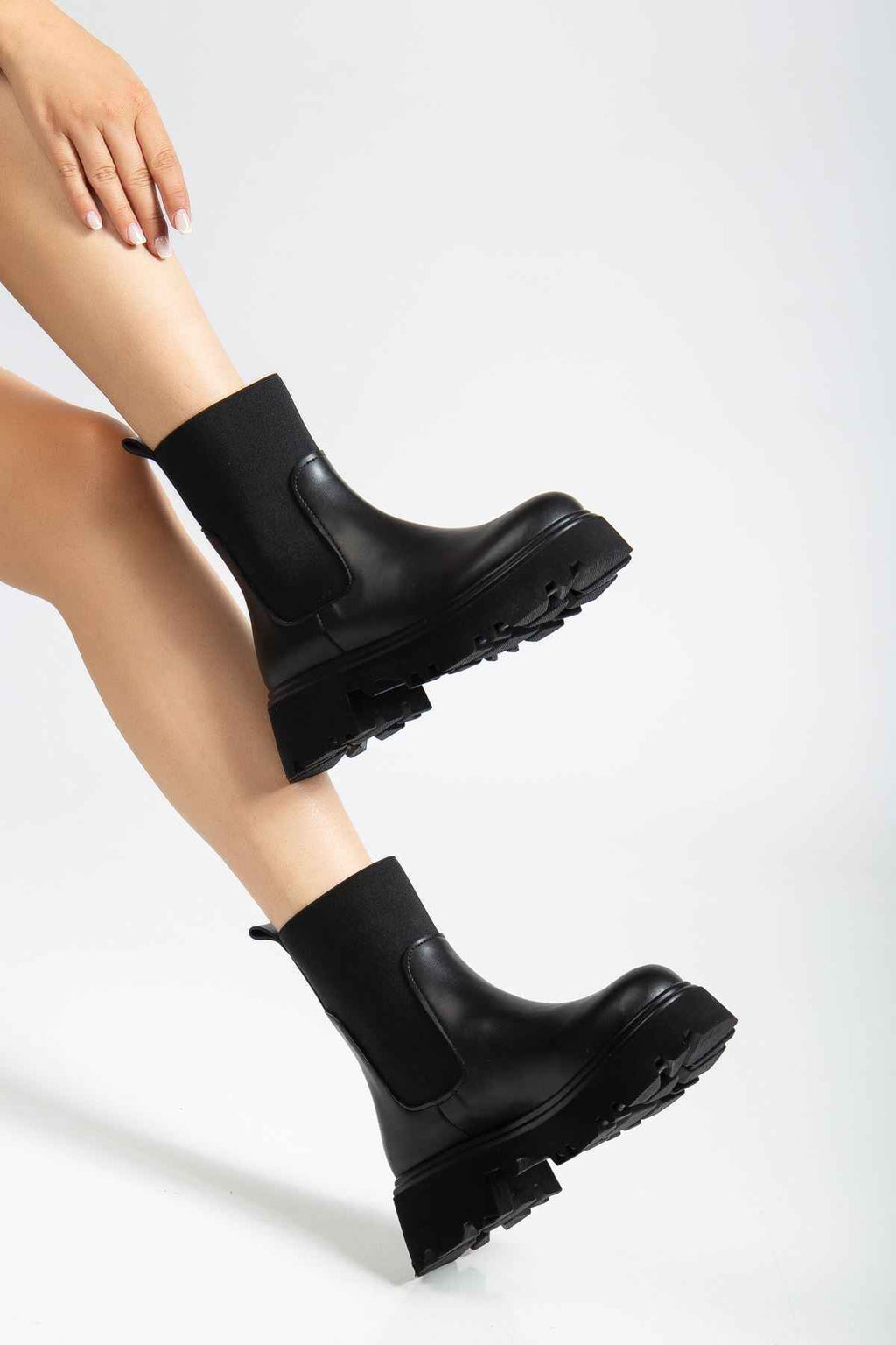 Ayakkabı Aşkı K-815 Siyah Lastikli Yüksek Tabanlı Günlük Kadın Bot