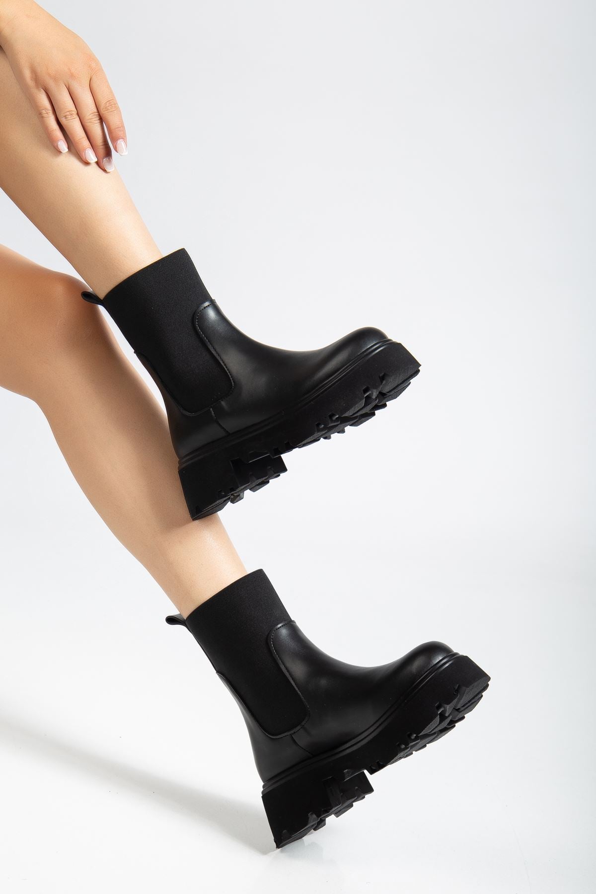 Ayakkabı Aşkı Siyah Lastikli Yüksek Tabanlı Günlük Kadın Bot